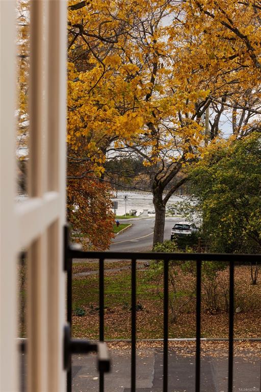 Fifth View of 135 Passmore St, Victoria, BC, V8S 3V6