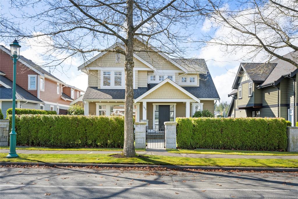 Second View of 789 Memorial Ave, Qualicum Beach, BC, V9K 2T4