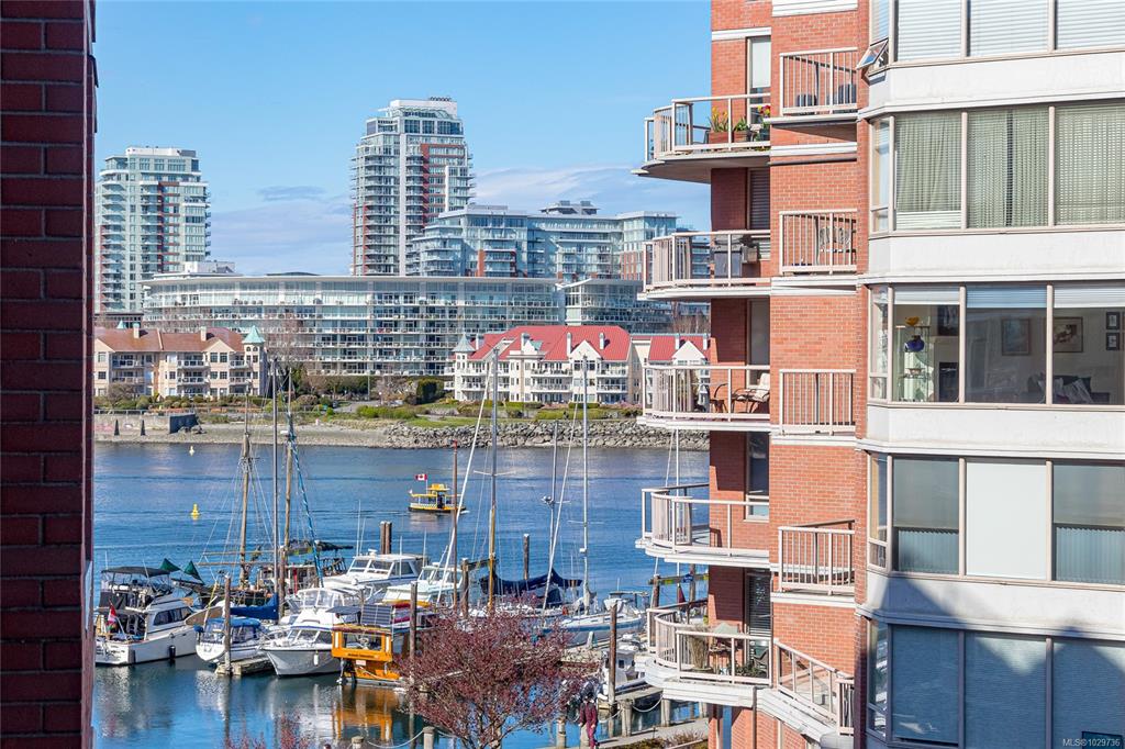 Third View of 630 Montreal St, Victoria, BC, V8V 4Y2