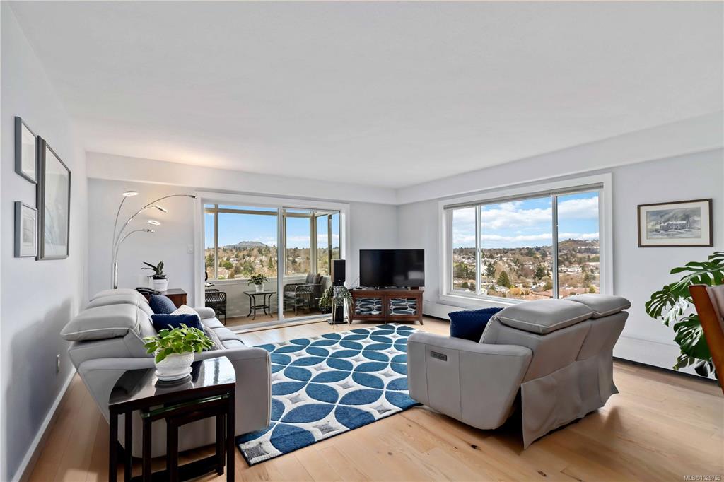 Third View of 2920 Cook St, Spencer Castle, Victoria, BC, V8T 3S7