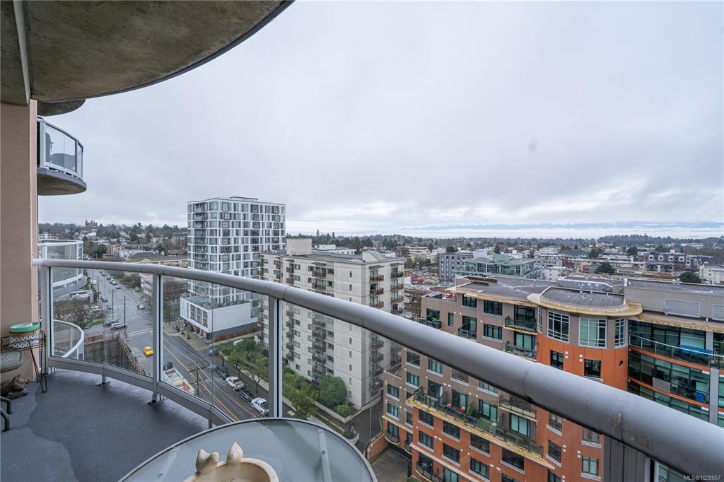 Third View of 1020 View St, Regents Park, Victoria, BC, V8V 4Y4