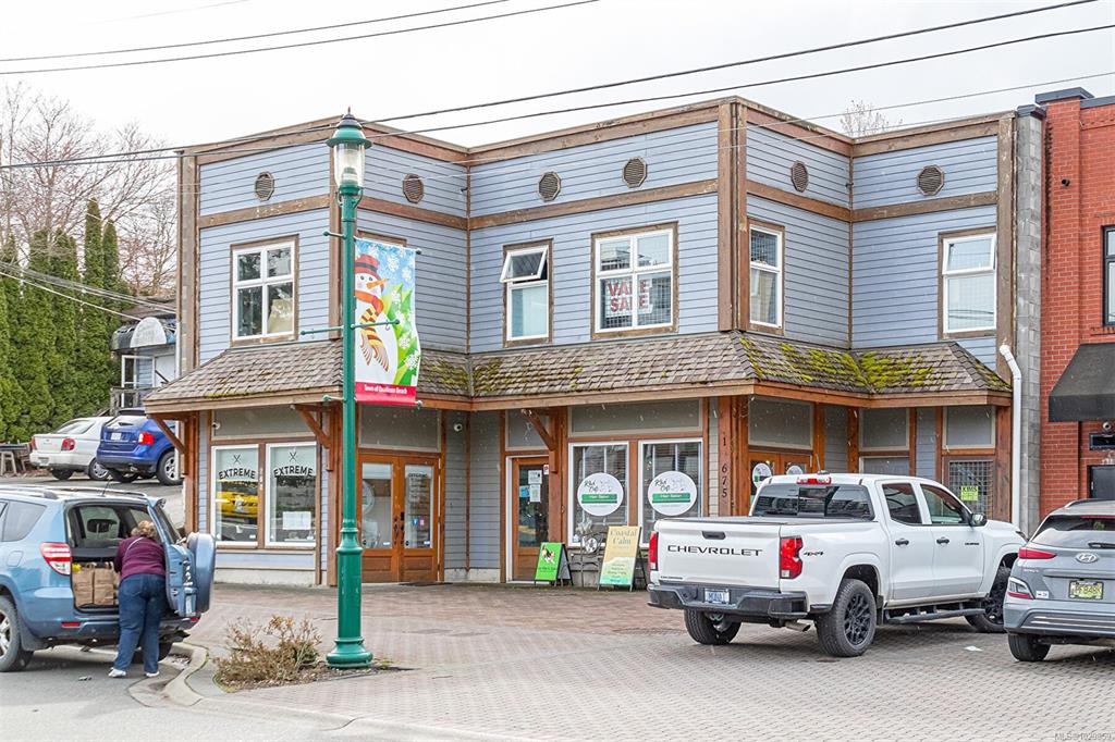 MLS® listing #30872512 for sale located at 674 Memorial Ave