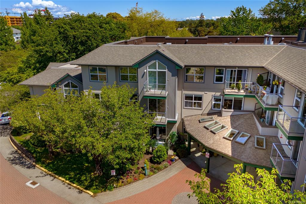 Third View of 1485 Garnet Rd, Saanich, BC, V8P 5T5