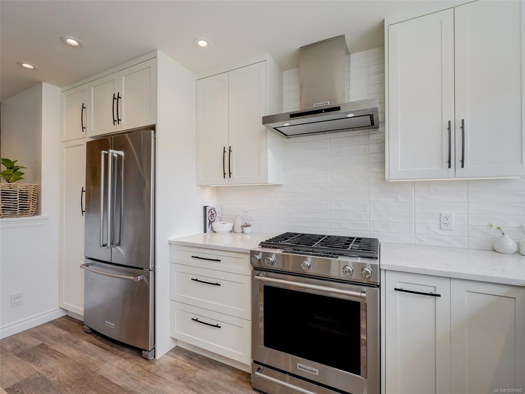 Fifth View of 354 Gorge Rd W, Saanich, BC, V9A 1M8