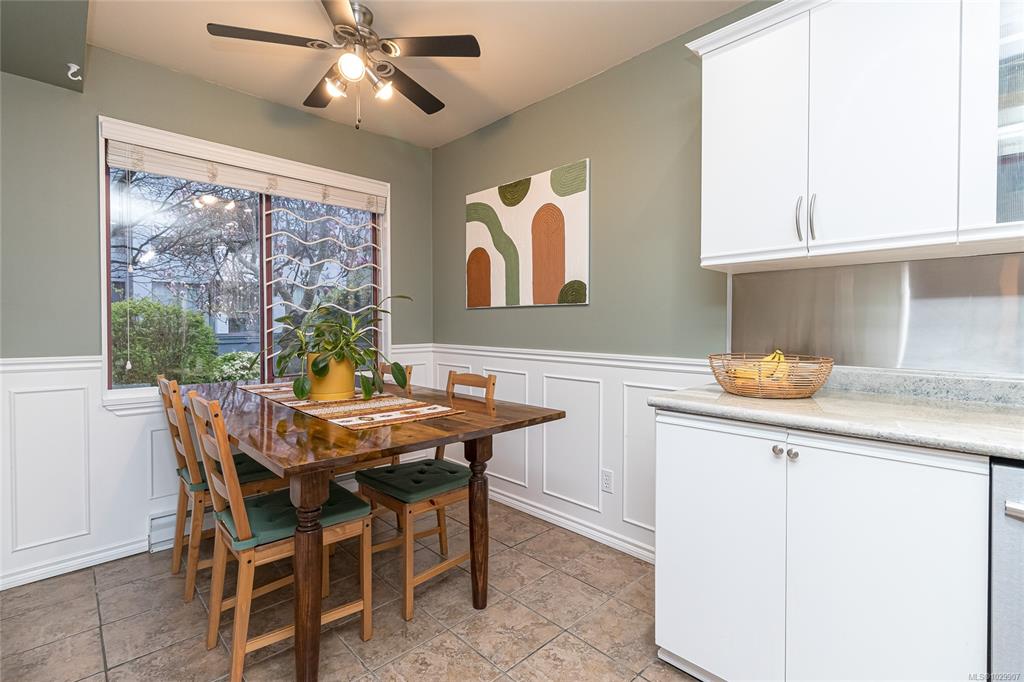 Fifth View of 545 Manchester Rd, Hampton Court, Victoria, BC, V8T 5H6