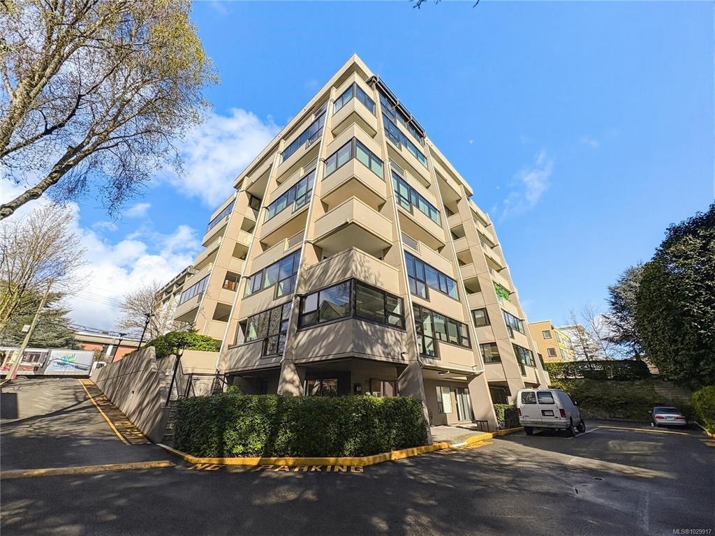 MLS® listing #30875855 for sale located at 821 Burdett Ave