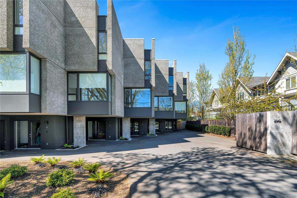 Third View of 2910 Shelbourne St, Pearl Block, Victoria, BC, V8R 4M6