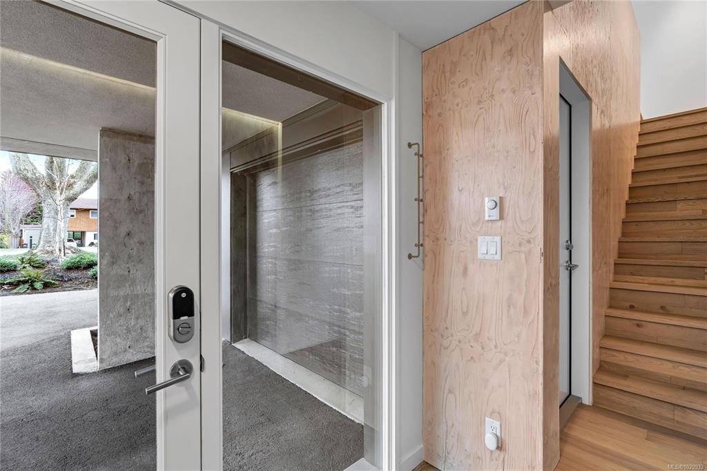 Fourth View of 2910 Shelbourne St, Pearl Block, Victoria, BC, V8R 4M6