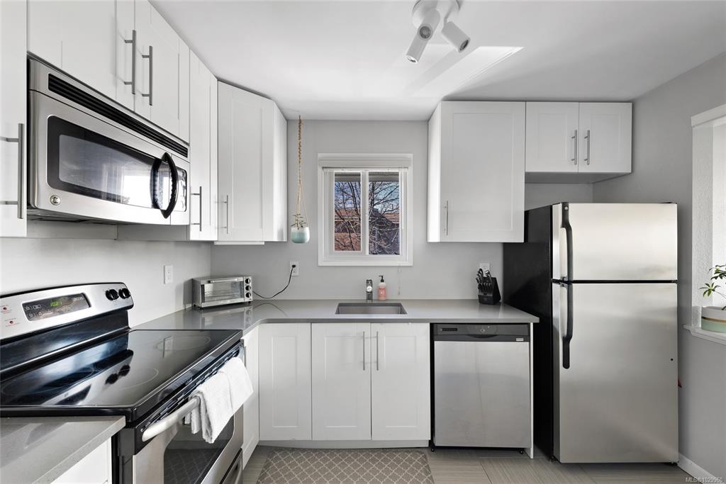 Third View of 1525 Hillside Ave, The Hillshire, Victoria, BC, V8T 2C1