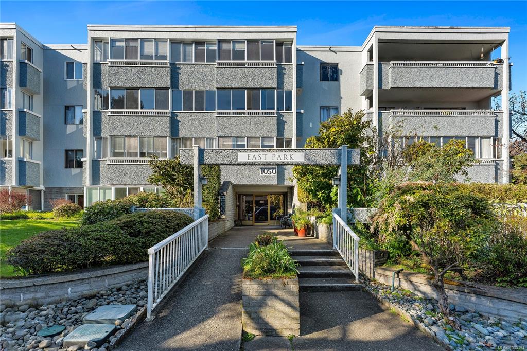 Third View of 1050 Park Blvd, East Park, Victoria, BC, V8V 2T4