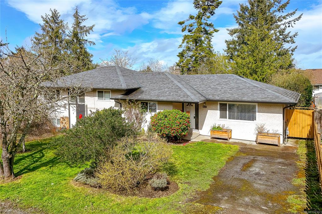 Third View of 820 822 Leslie Dr, Saanich, BC, V8X 2Y4