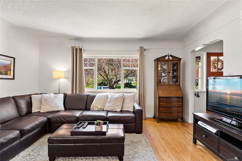 Fifth View of 2635 Asquith St, Victoria, BC, V8R 3Y4