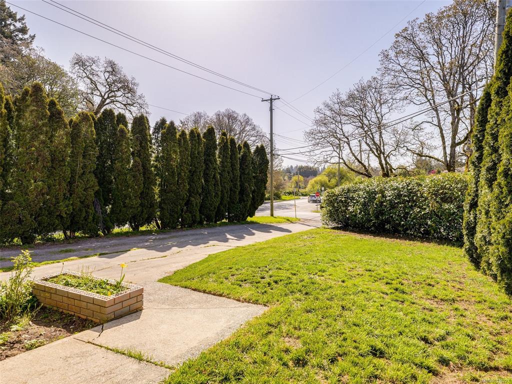 Third View of 1040 Chesterfield Rd, Saanich, BC, V8Z 2T8