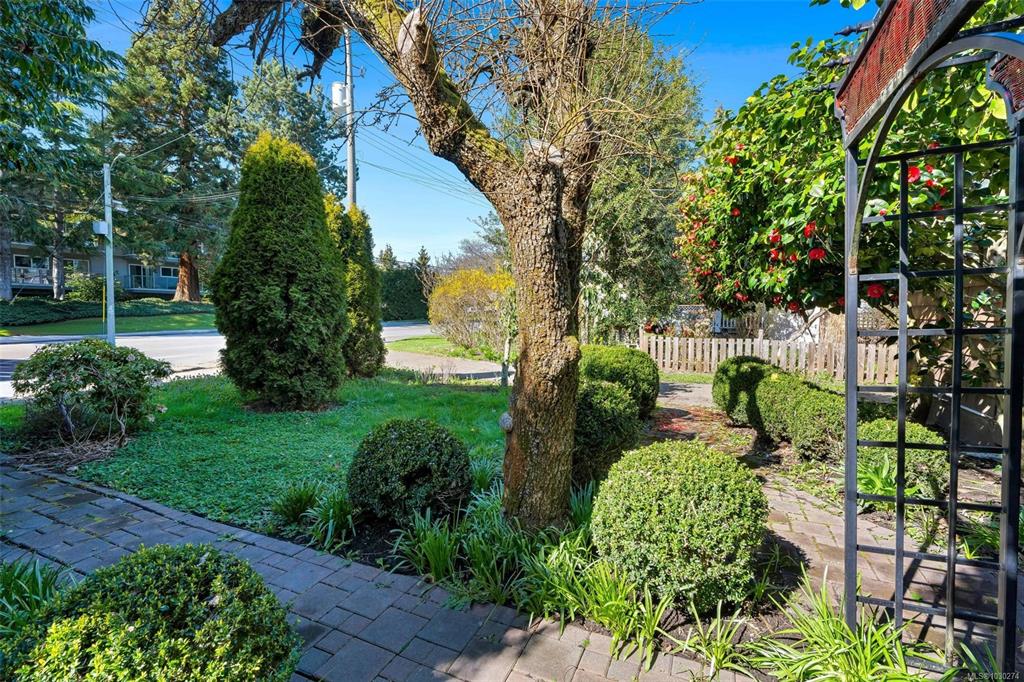Fourth View of 2139 Foul Bay Rd, Oak Bay, BC, V8R 5B1
