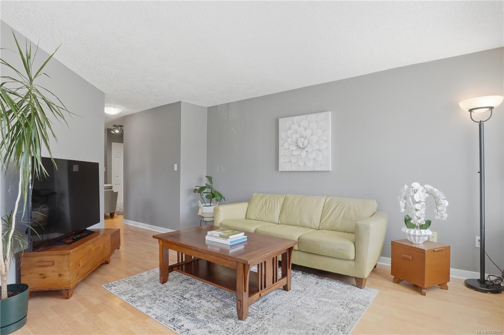 Fifth View of 1055 Hillside Ave, Victoria, BC, V8T 2A4