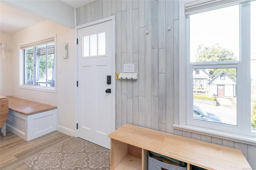 Third View of 815 Hereward Rd, Victoria, BC, V9A 4C9