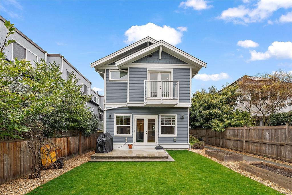 Third View of 131 Ladysmith St, Victoria, BC, V8V 1J3