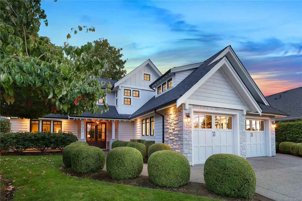 992 Bluffs Dr, 1030380, BC,