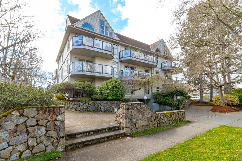 Third View of 2211 Shelbourne St, Victoria, BC, V8R 4K9