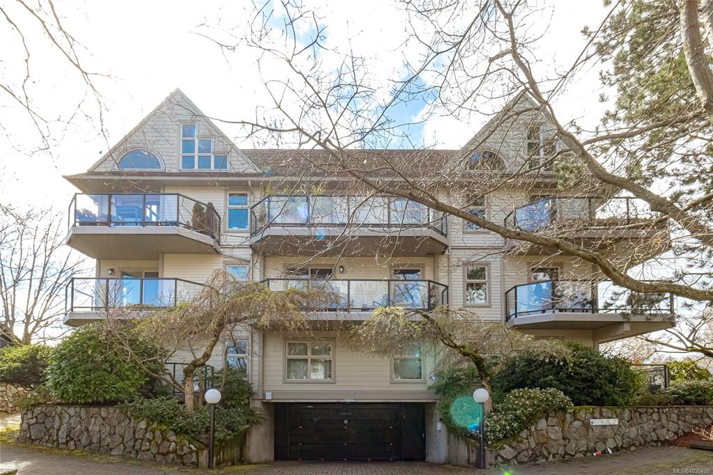 Fourth View of 2211 Shelbourne St, Victoria, BC, V8R 4K9