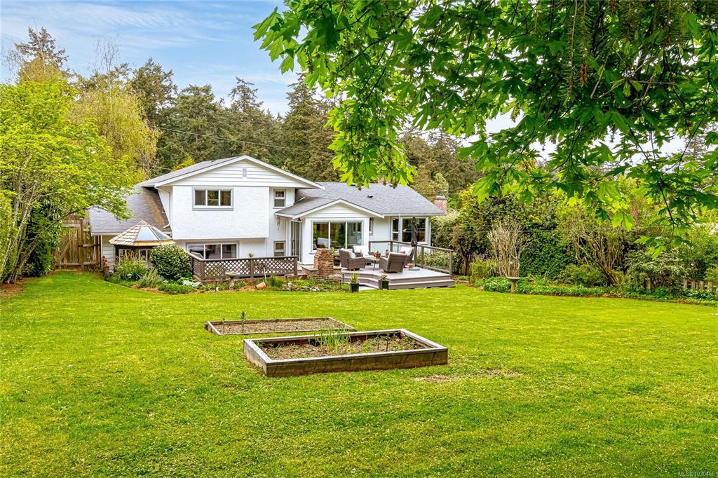 Fifth View of 2441 Sutton Rd, Saanich, BC, V8N 1J1