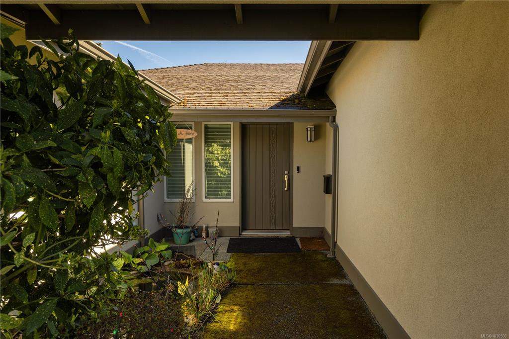 Fifth View of 3819 Beachview Pl, Saanich, BC, V8P 5N8