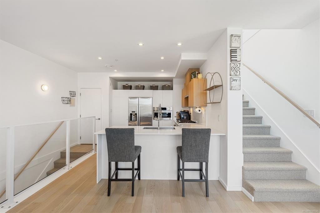 Fifth View of 1720 Fairfield Rd, Rhodo, Victoria, BC, V8S 1G3