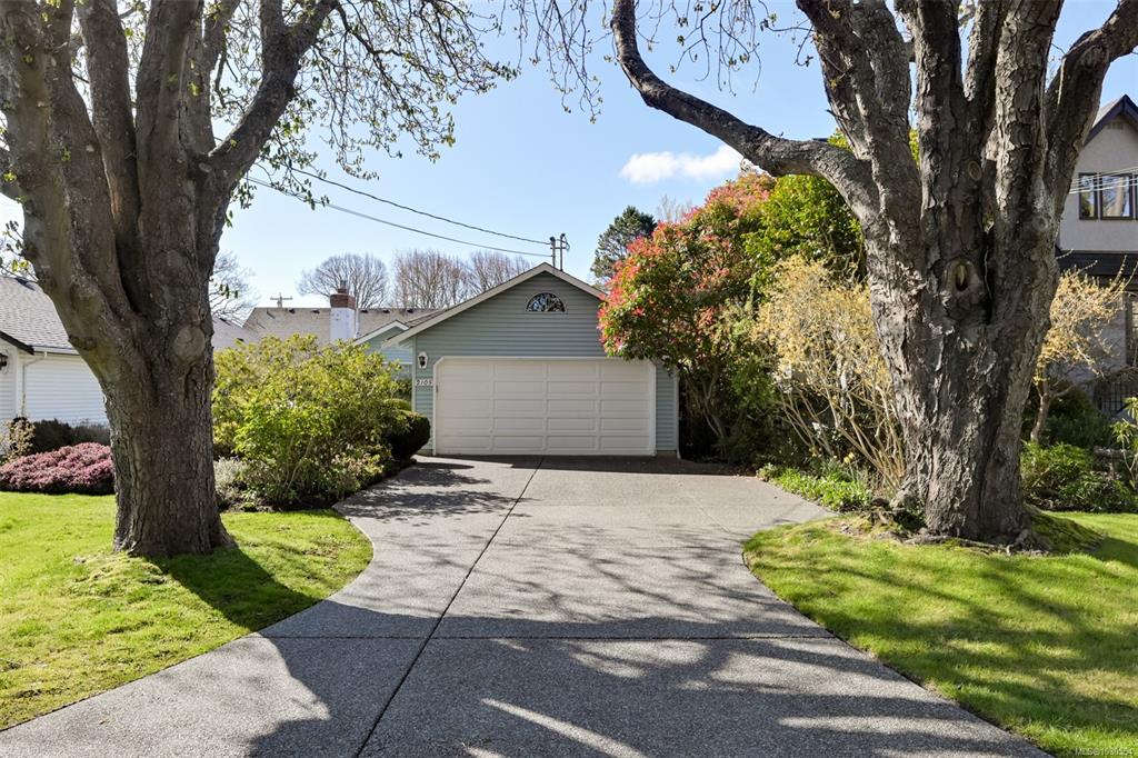 Third View of 2105 Windsor Rd, Oak Bay, BC, V8S 3C2