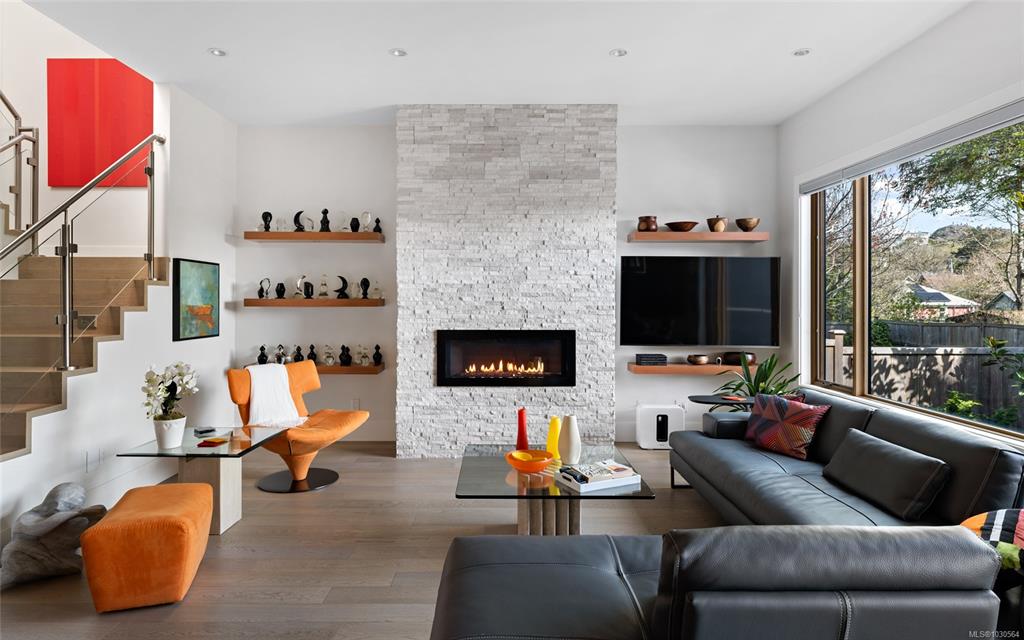 Third View of 111 Moss St, Victoria, BC, V8V 4M3