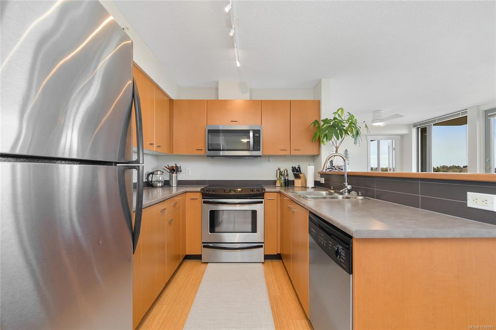 Fourth View of 751 Fairfield Rd, Astoria, Victoria, BC, V8W 4A4