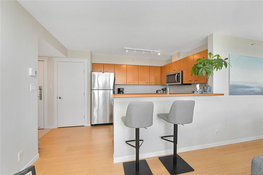 Fifth View of 751 Fairfield Rd, Astoria, Victoria, BC, V8W 4A4