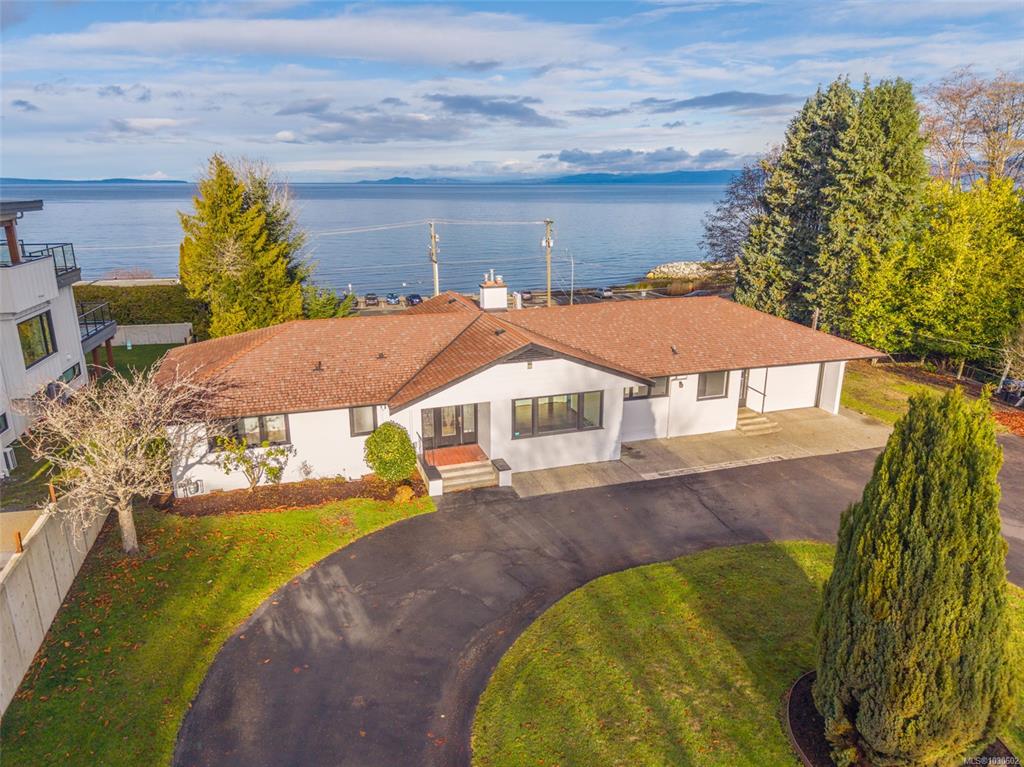 Second View of 441 Memorial Ave, Qualicum Beach, BC, V9K 1G8
