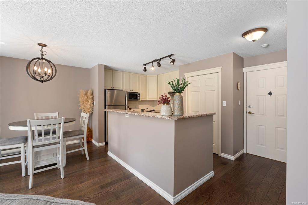 Fifth View of 302 Village Way, Alsace Lorraine, Qualicum Beach, BC, V9K 2H8