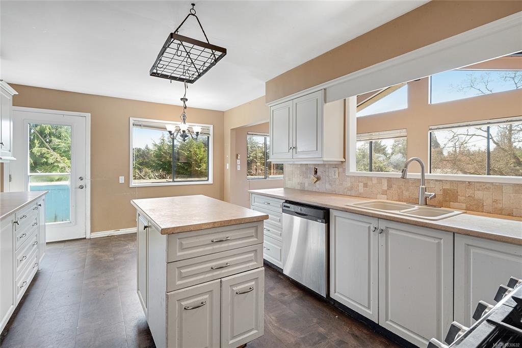 Fourth View of 1568 Arbordale Ave, Saanich, BC, V8N 2B7