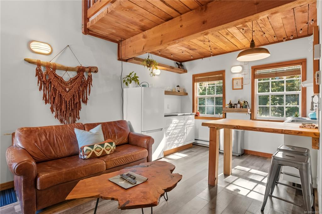 1002 Peninsula Rd, 1030633, BC,