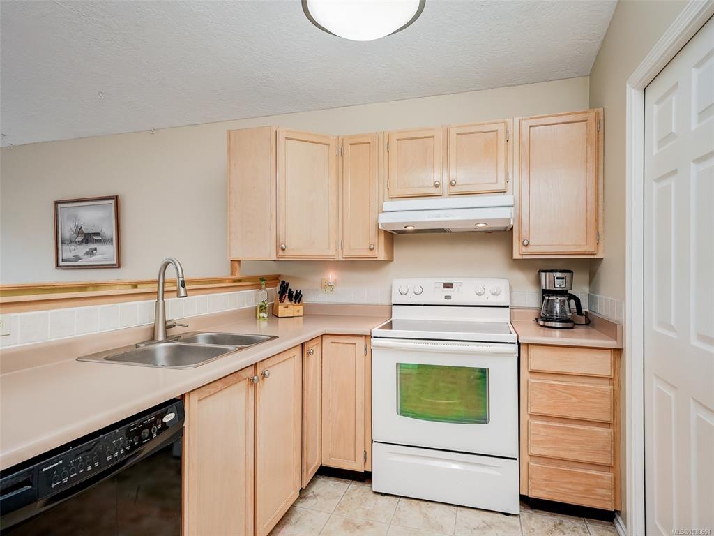Fifth View of 901 Kentwood Lane, Falcon Ridge Estates, Saanich, BC, V8Y 2Y7
