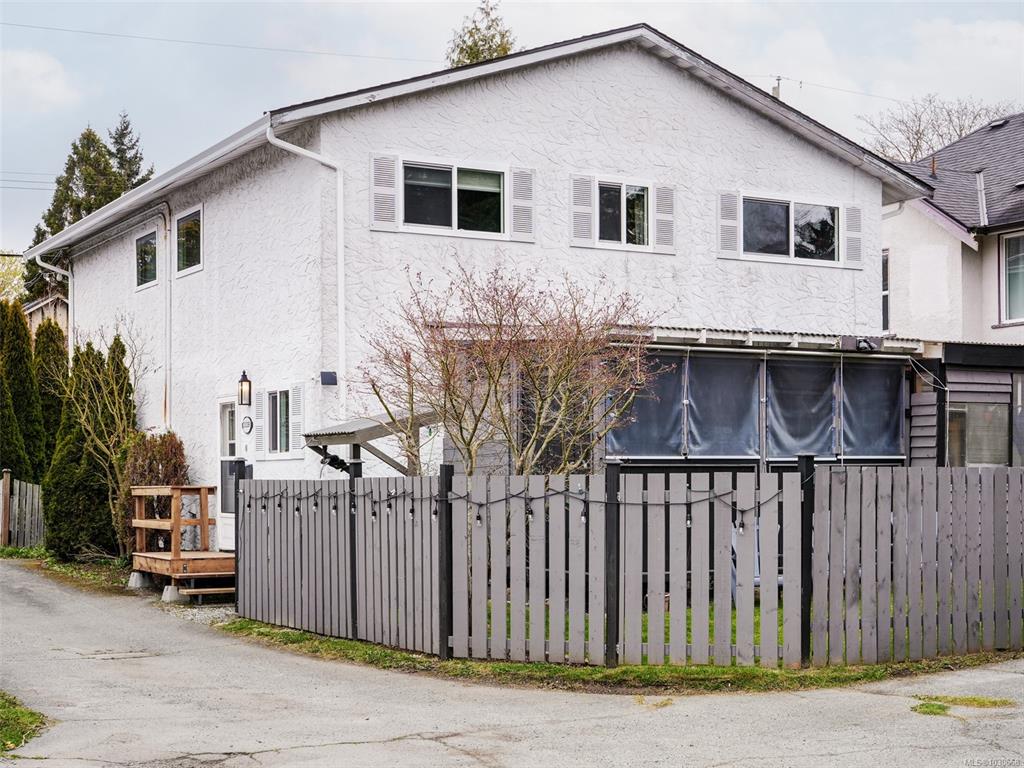 1119 Wychbury Ave, 1030668, BC,