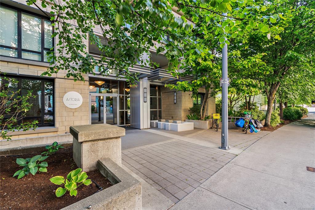 Third View of 751 Fairfield Rd, Astoria, Victoria, BC, V8W 4A4