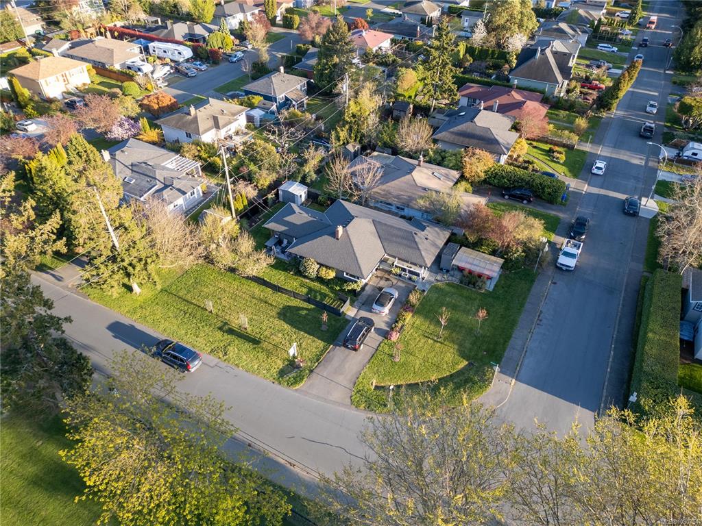 Third View of 1709 Mcrae Ave, Saanich, BC, V8P 1H9