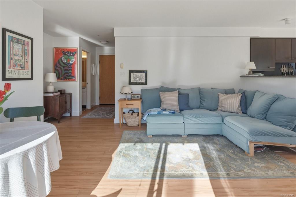 Fifth View of 356 Gorge Rd E, Cityside, Victoria, BC, V8T 2W2