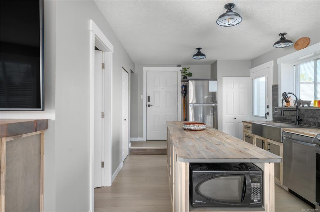 Fifth View of 211 Second Ave W, COACH HOUSE, Qualicum Beach, BC, V9K 1L3