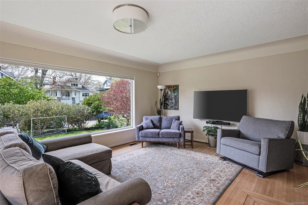 Third View of 535 Linden Ave, Victoria, BC, V8V 4G6