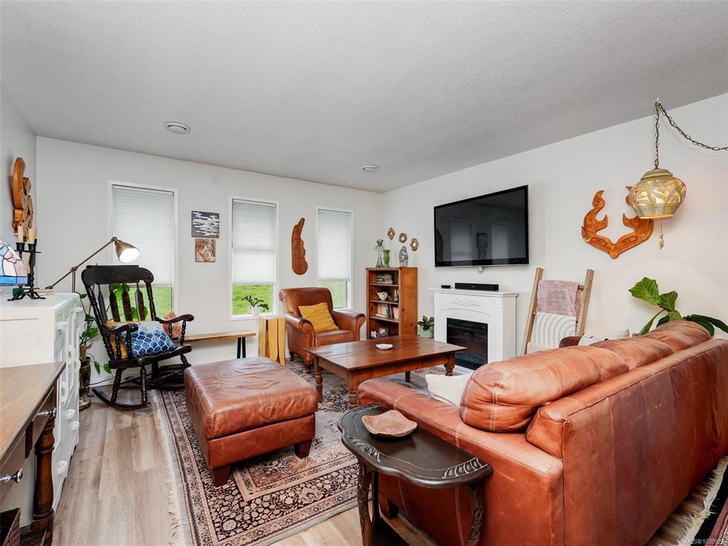 Second View of 867 Mckenzie Ave, Saanich, BC, V8X 3G4