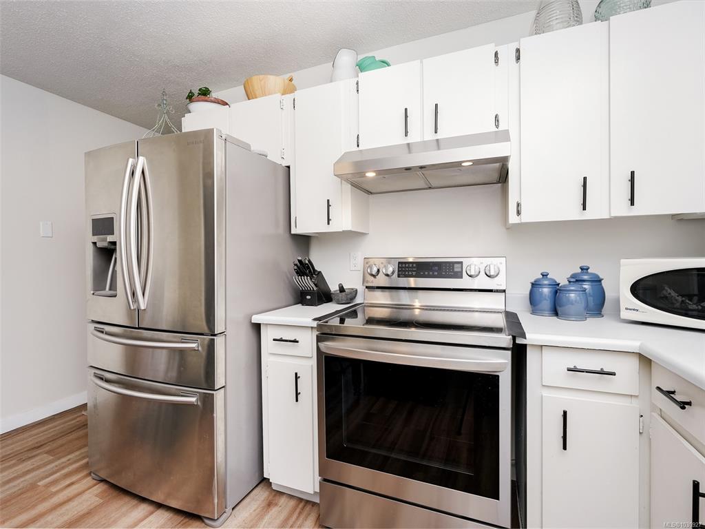 Fifth View of 867 Mckenzie Ave, Saanich, BC, V8X 3G4