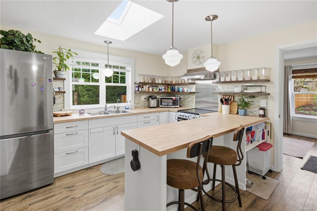 Third View of 911 Trunk Rd, Duncan, BC, V9L 2R9