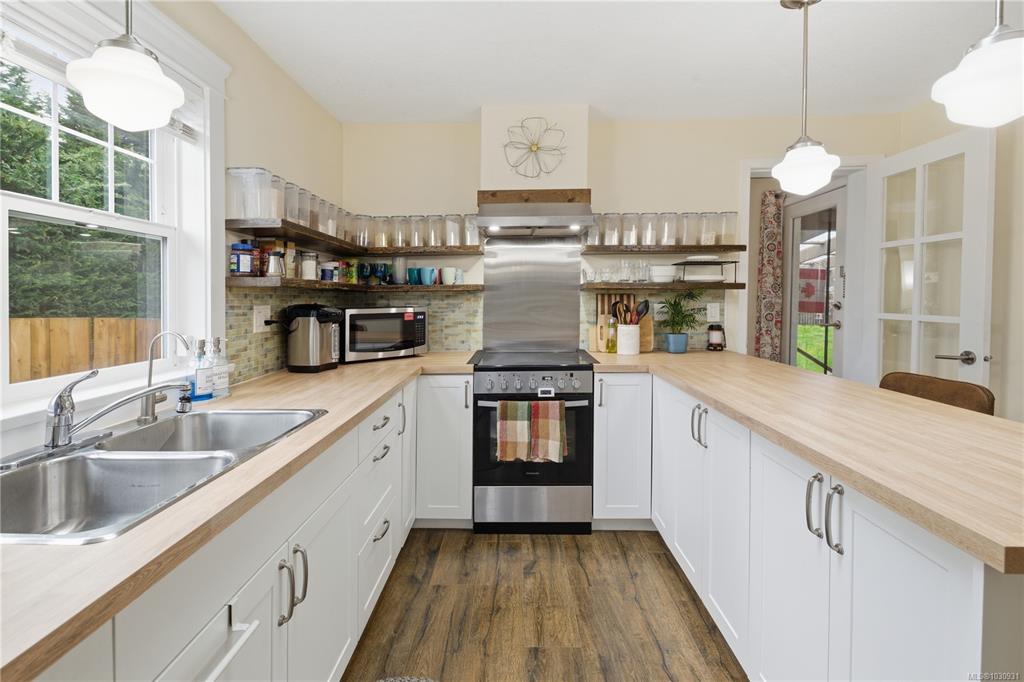 Fourth View of 911 Trunk Rd, Duncan, BC, V9L 2R9