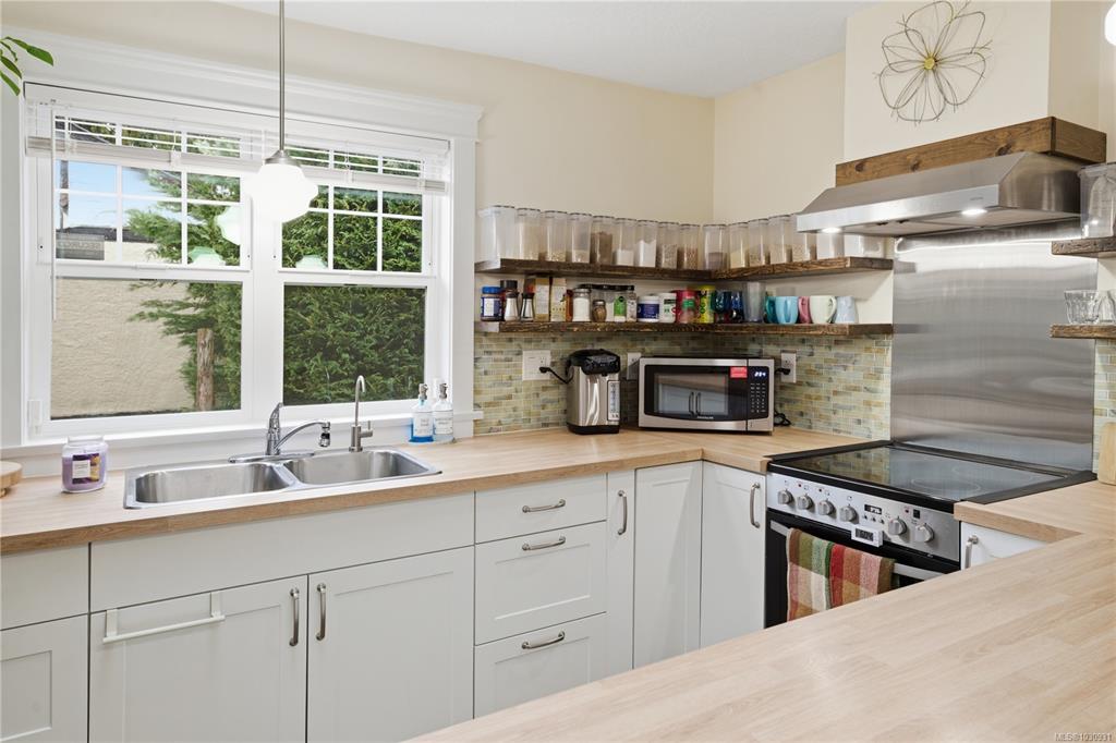 Fifth View of 911 Trunk Rd, Duncan, BC, V9L 2R9