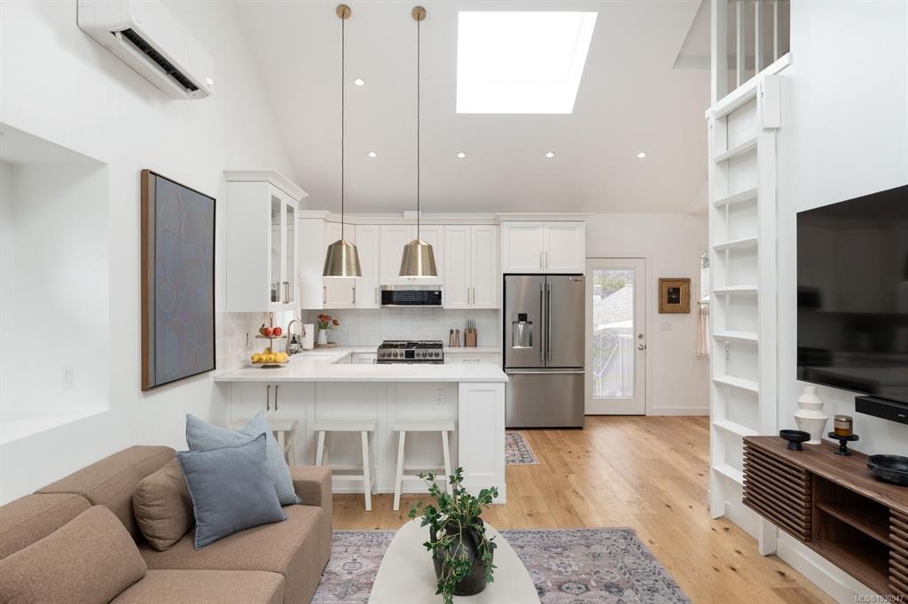 Fifth View of 24 Lotus St, Victoria, BC, V9A 1P4