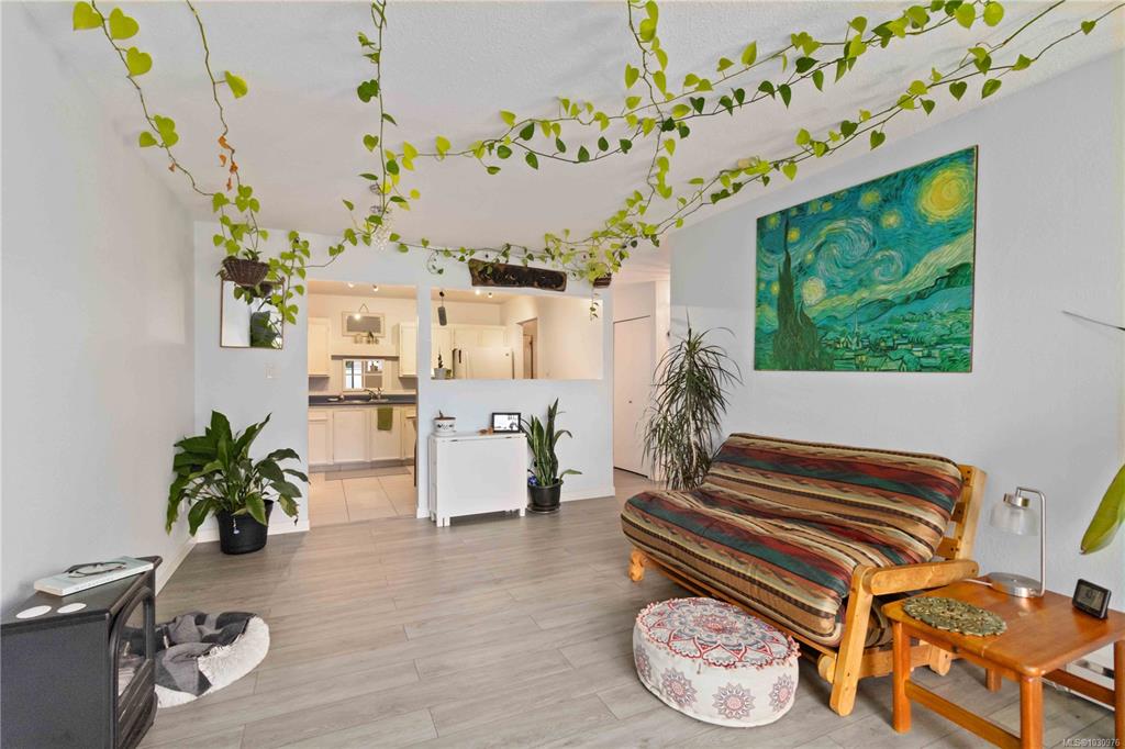 Fifth View of 3252 Glasgow Ave, Glasgow Court, Saanich, BC, V8X 1M2