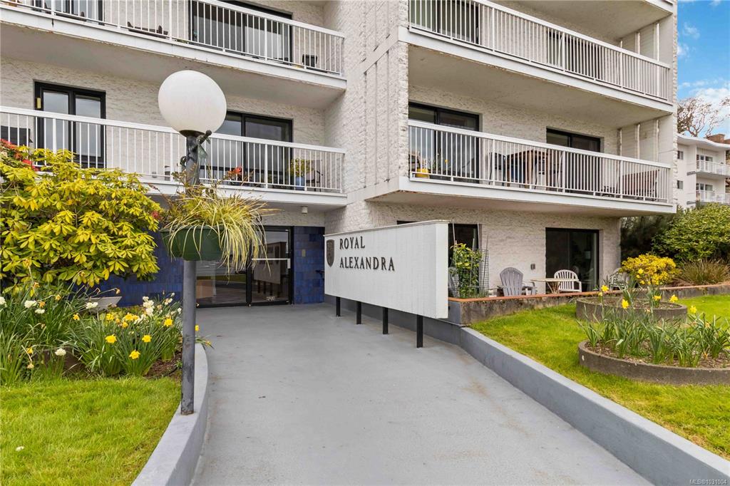 Fifth View of 1450 Beach Dr, Oak Bay, BC, V8S 2N8